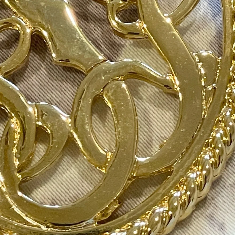 Vintage gold tone, swirl, pin. Beautiful scroll trim.